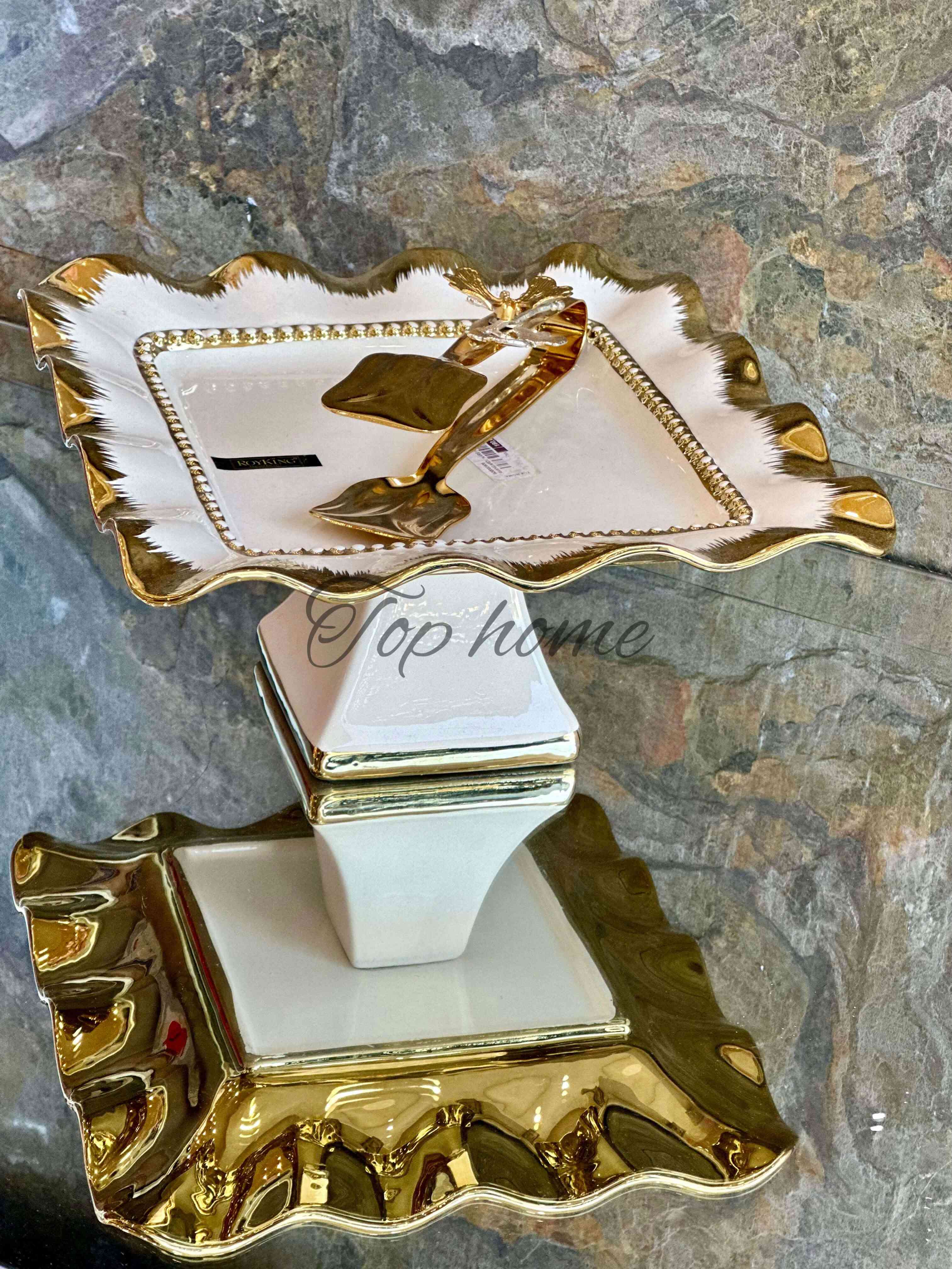Luxueux plat de présentation sur pied en porcelaine